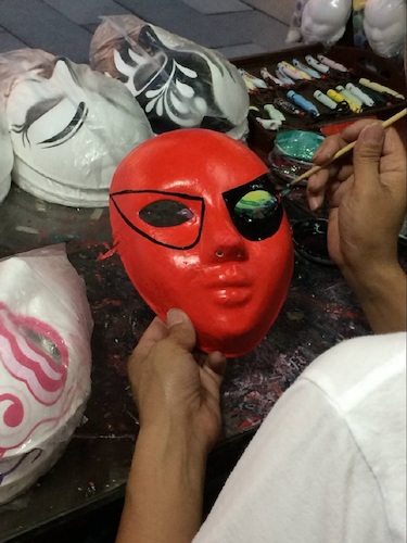 七月二日 澳门博彩
 赴西湖区“格格”学习探索小分队 街头艺术者正在画脸谱