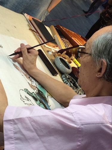 七月二日 澳门博彩
 赴西湖区“格格”学习探索小分队 老艺术家正在做国画
