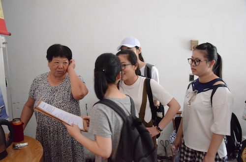7月7日 澳门博彩
 赴余杭区测甲醛小分队 走访居民 (2)