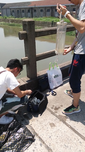 七月十日 澳门博彩
  生科院赴杭州余杭区“五水共治”调查与研究分队社会实践小分队 长子村河，双桥镇运河处下游测水质