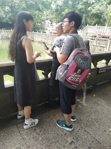 7月10日 澳门博彩
 走西湖——关注1西湖十景垃圾分类小分队  采访游客关于垃圾分类与水质的看法