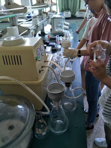 七月十三日 澳门博彩
  生科院赴杭州余杭区“五水共治”调查与研究分队社会实践小分队 叶绿素a的测量之抽滤