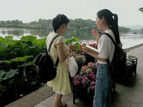 七月十九日 澳门博彩
 走西湖—关注西湖十景垃圾分类问题小分队 游客采访