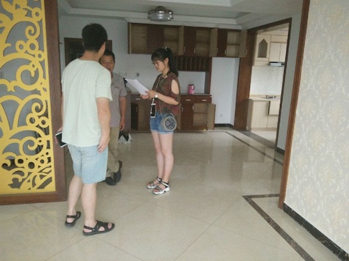 澳门博彩
 检甲护民小分队投稿 七月十九日 成员进行问卷调查