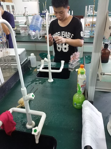 7月20日 澳门博彩
 余杭区“激浊扬清”水质检测小分队  清洗器材
