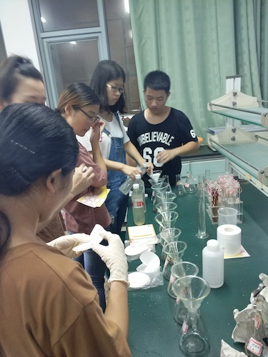 7月20日 澳门博彩
 余杭区“激浊扬清”水质检测小分队 进行实验