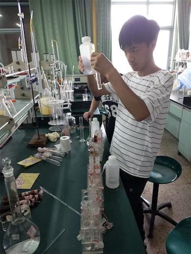 7月23日 澳门博彩
 余杭区“激浊扬清”水质检测小分队  进行实验2
