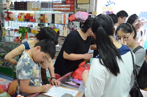 7月21日 澳门博彩
 赴余杭区测甲醛小分队 问卷调查(5)