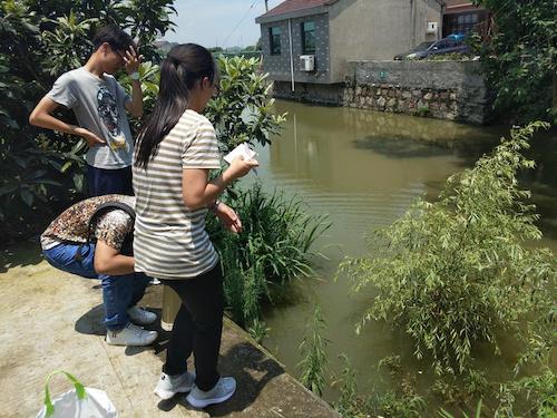 7月21日 澳门博彩
 余杭区“激浊扬清”水质检测小分队 取水及检测