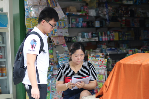 8月11日澳门博彩
赴余杭区社区五水共治教育宣传小分队 请文具店老板填写问卷