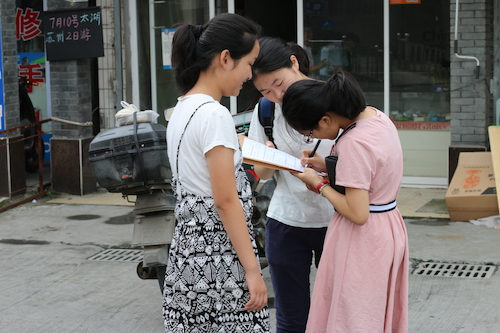 8月13日澳门博彩
赴余杭区社区五水共治教育宣传小分队 请散步的居民填写问卷