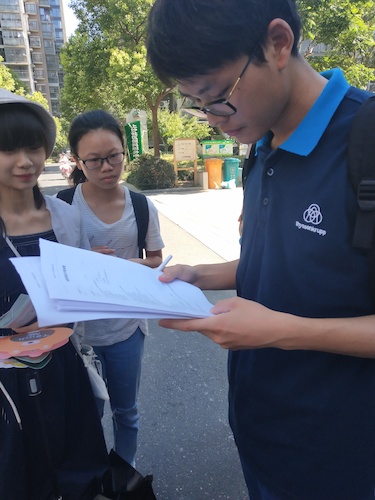 7月21日澳门博彩
走近转基因调研小分队居民填写问卷 (2)