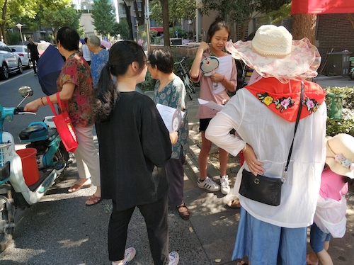 7月21日澳门博彩
走近转基因调研小分队请居民填写问卷