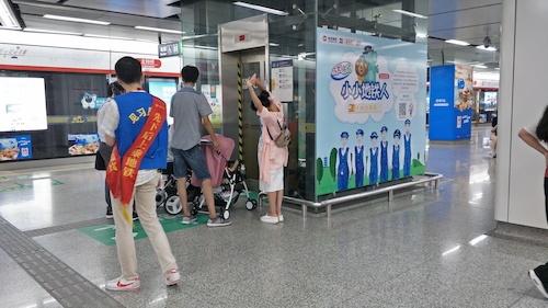 八月一日 澳门博彩
  交通状况调研队 维护地铁秩序