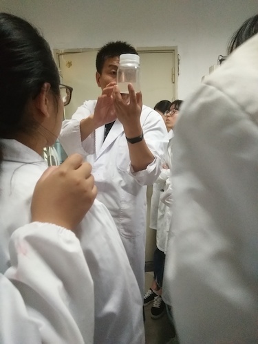 七月二日 澳门博彩
 “走进转基因”社会实践小分队 张弦老师介绍深层培养基