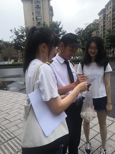 六月二十八日 澳门博彩
 生科院赴仓前社区室内甲醛含量检测小分队 问卷调查  (3)