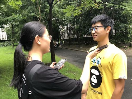 七月九日 澳门博彩
“垃圾分类推进方案”调查小分队 在采访路人
