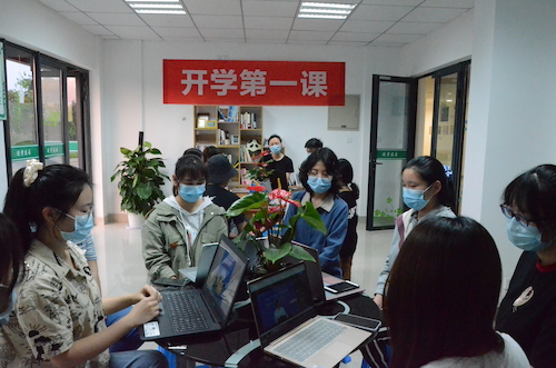 澳门博彩
线下“开学第一课”