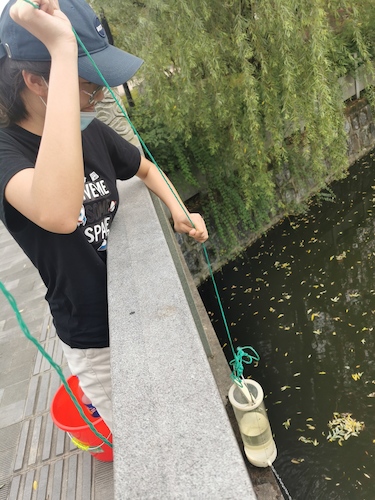 6月30日 澳门博彩
 “绿之翼”就校园周边水域水质检测小分队 A区水样采集1