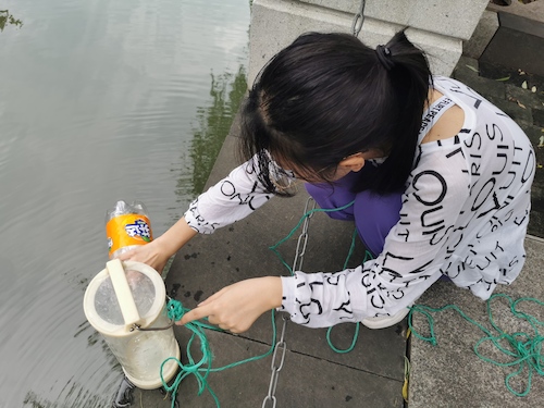 6月30日 澳门博彩
 “绿之翼”就校园周边水域水质检测小分队 A区水样采集3