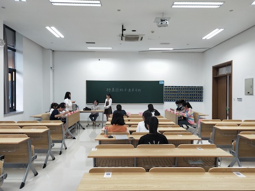 七月三日 澳门博彩
 “走近转基因”科普小分队 正方一辩发言
