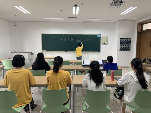 七月三日 澳门博彩
 杭州社区“听党指挥能打胜仗”社会实践小分队课题组长讲话
