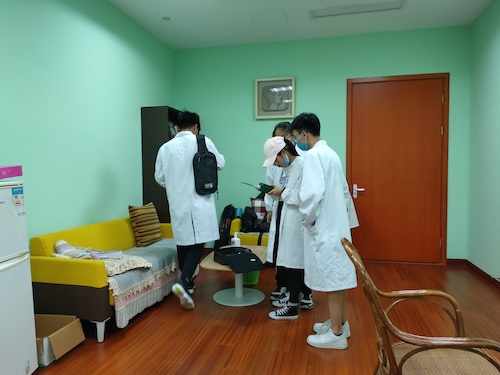 7月6日 澳门博彩
 绿之翼测甲醛社会实践小分队 正在测甲醛