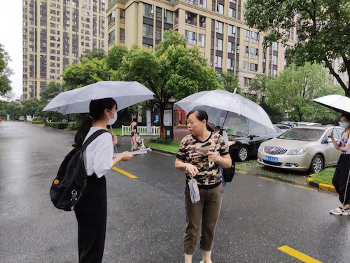 七月六日 澳门博彩
 杭州社区“听党指挥能打胜仗”社会实践小分队给阿姨介绍两会