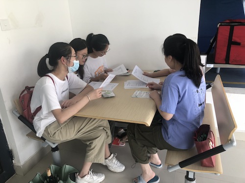 七月十五日 澳门博彩
 “走近转基因”调研小分队 调研讨论