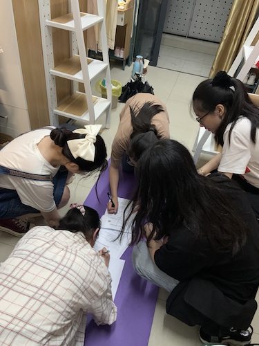 七月九日 澳门博彩
 杭州社区“听党指挥能打胜仗”社会实践小分队小组成员讨论