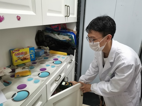 7月10日 澳门博彩
 绿之翼测甲醛小分队  正在测甲醛2